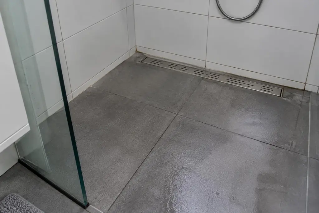 Lekdetectie Lisse – lekkende inloopdouche met natte voegen