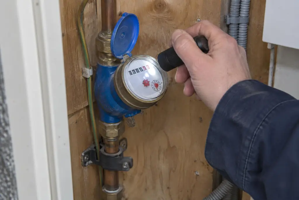 Lekdetectie Lisse – watermeter in de meterkast controleren met een zaklamp